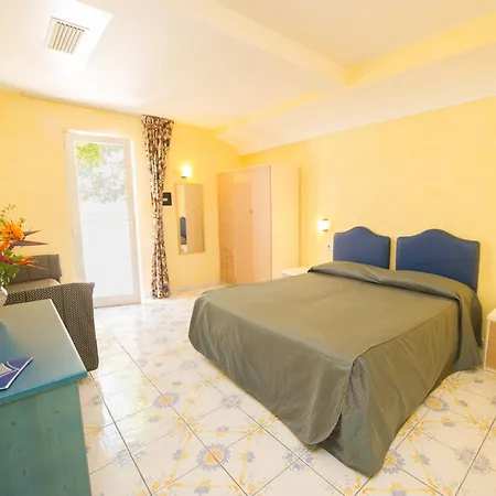 L'approdo Отель 4*